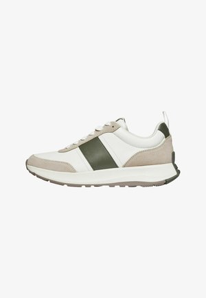 Witte en beige sneaker met donkergroene zijstreep, veters aan de voorkant en dikke witte zool, zijwaarts weergegeven op een witte achtergrond.