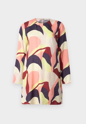 Une tunique colorée à manches longues présentant un mélange de motifs de feuilles abstraits en rose, violet et vert sur un fond clair. Tissu doux.
