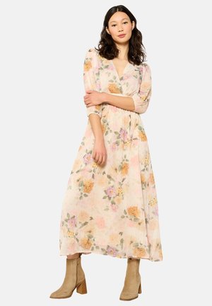 Robe maxi florale en rose clair, avec décolleté en V, manches bouffantes et taille cintrée. Le motif comprend des fleurs orange et violettes.