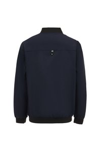 Giubbotto bomber navy realizzato in tessuto liscio, con colletto e polsini a coste, vita elastica e un gancio sul retro per appenderlo.