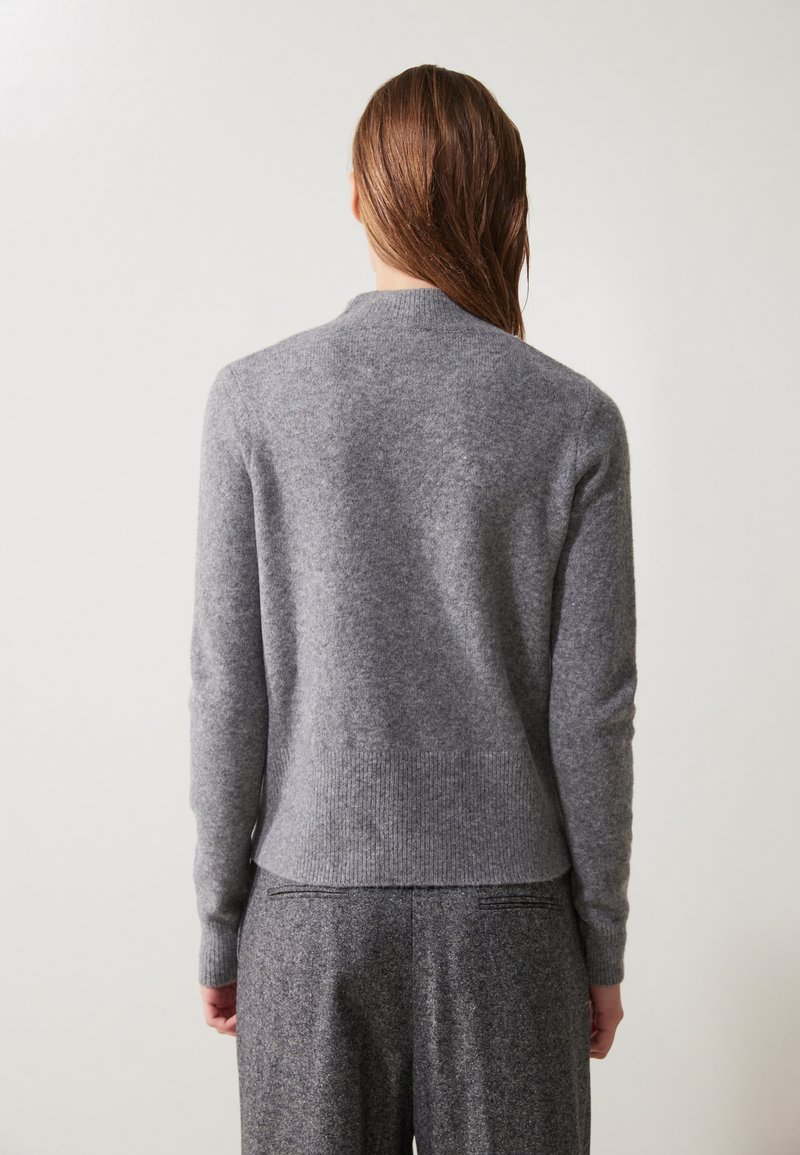 Cardigan gris en laine avec un ourlet et des poignets côtelés. Le design présente un encolure arrondie et une texture douce, montré de l'arrière.