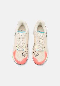 Puma VANTAGE NITRO - Scarpe da pallamano - alpine snow/fast yellow