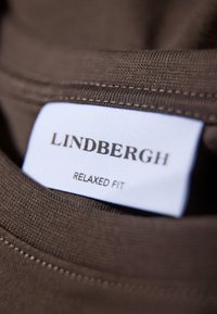 Lindbergh Printtipaita - dk brown