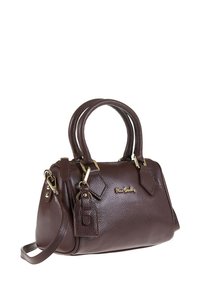 Borsa a tracolla in pelle marrone con superficie granulosa, manici superiori doppi, tracolla staccabile, finiture in tono oro e un piccolo dettaglio con etichetta sospesa.