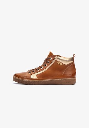 Braune Leder-Hochschaft-Sneaker mit goldenen Metallic-Akzenten, runder Spitze, Schnürverschluss und strukturiertem Gummisohle. Dezentes Branding sichtbar.