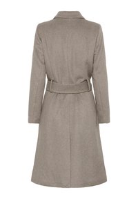 Cappotto in lana color taupe di lunghezza ginocchio, con maniche lunghe, ampio colletto e cintura coordinata in vita, visto da dietro.