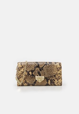Pochette Michael Kors marron et beige à motif peau de serpent avec chaîne dorée et fermoir doré sur fond blanc.