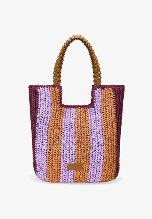 Bolsa de tote tejida con una abertura cuadrada, que presenta rayas verticales en púrpura oscuro, lavanda, naranja y púrpura claro, con un asa trenzada.
