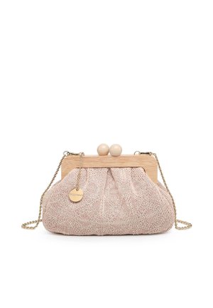 Sac à main en tissu tricot beige avec cadre en bois, fermoir rond en bois, bandoulière chaîne dorée et petit charm doré marqué suspendu sur le côté.