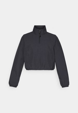 Chaqueta negra recortada con un alto cuello, cremallera de 1/4, dobladillo elástico y mangas largas; hecha de un tejido suave y ligero.