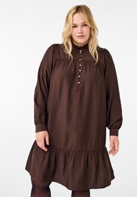 Zizzi MIT RÜSCHENKRAGEN - Denní šaty - seal brown