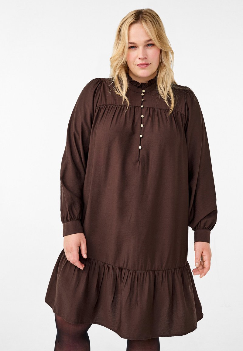 Zizzi MIT RÜSCHENKRAGEN - Denní šaty - seal brown