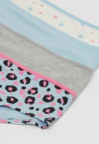 Zestaw bielizny damskiej z niebieskim, szarym i lampartowym wzorem z różowymi wykończeniami. Góra ma wzór gwiazdek na kremowym tle.