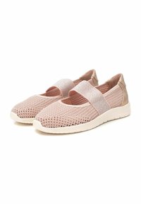 Zapatillas tipo slip-on de malla rosa claro, con una correa metálica, diseño texturizado, punta redonda y suela de goma blanca.