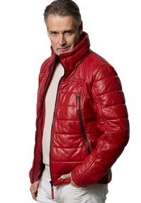Rote Lederjacke mit gestepptem Muster, hohem Kragen und mit Reißverschlüssen versehenen Taschen. Hat ein tailliertes Design und kontrastierende schwarze Reißverschlüsse.