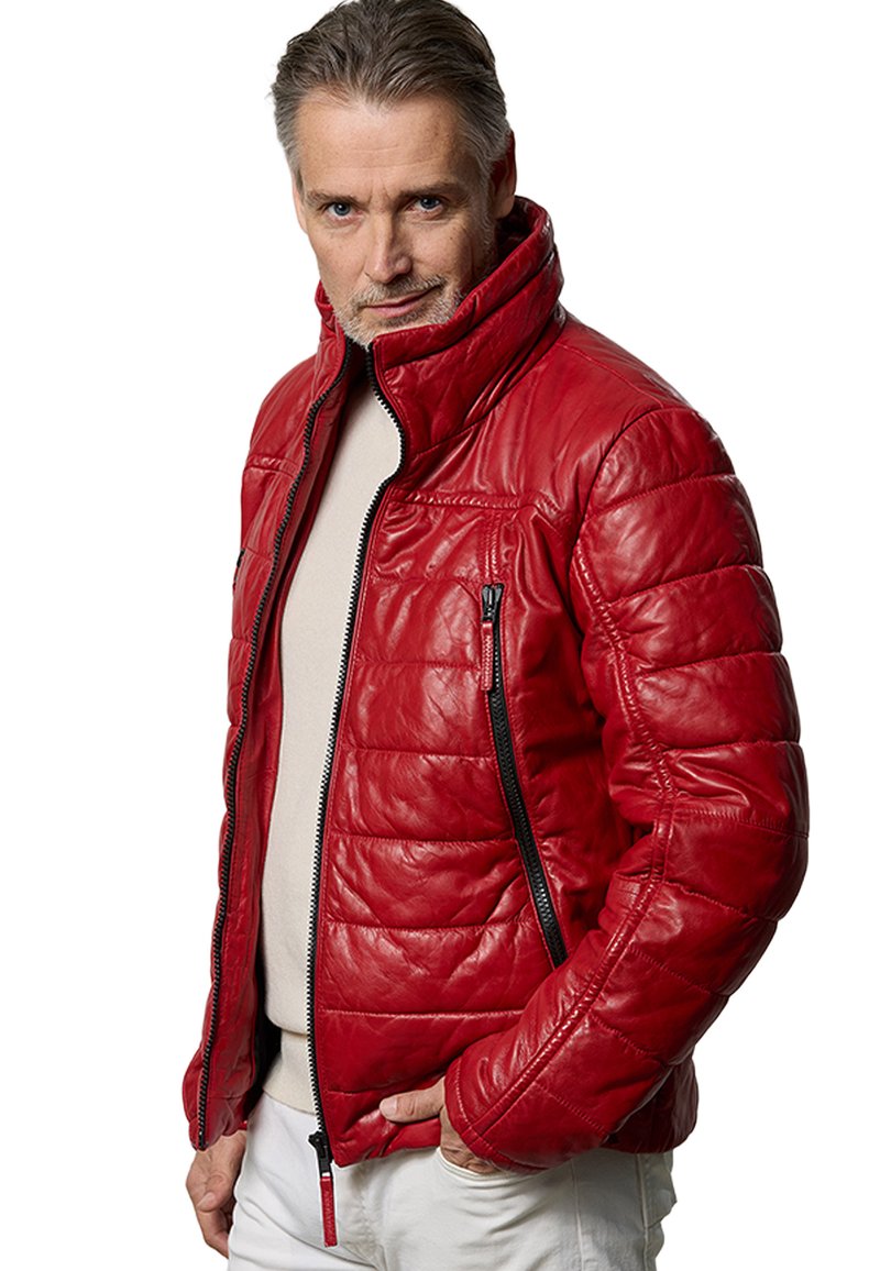 Rote Lederjacke mit gestepptem Muster, hohem Kragen und mit Reißverschlüssen versehenen Taschen. Hat ein tailliertes Design und kontrastierende schwarze Reißverschlüsse.