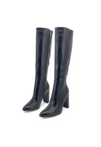 Stivali neri al ginocchio realizzati in pelle liscia, con punta appuntita e tacco quadrato spesso, dotati di chiusura con zip laterale.