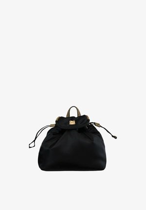 Borsa nera con coulisse, manici testurizzati e una piccola chiusura dorata sulla patta frontale, su sfondo bianco.