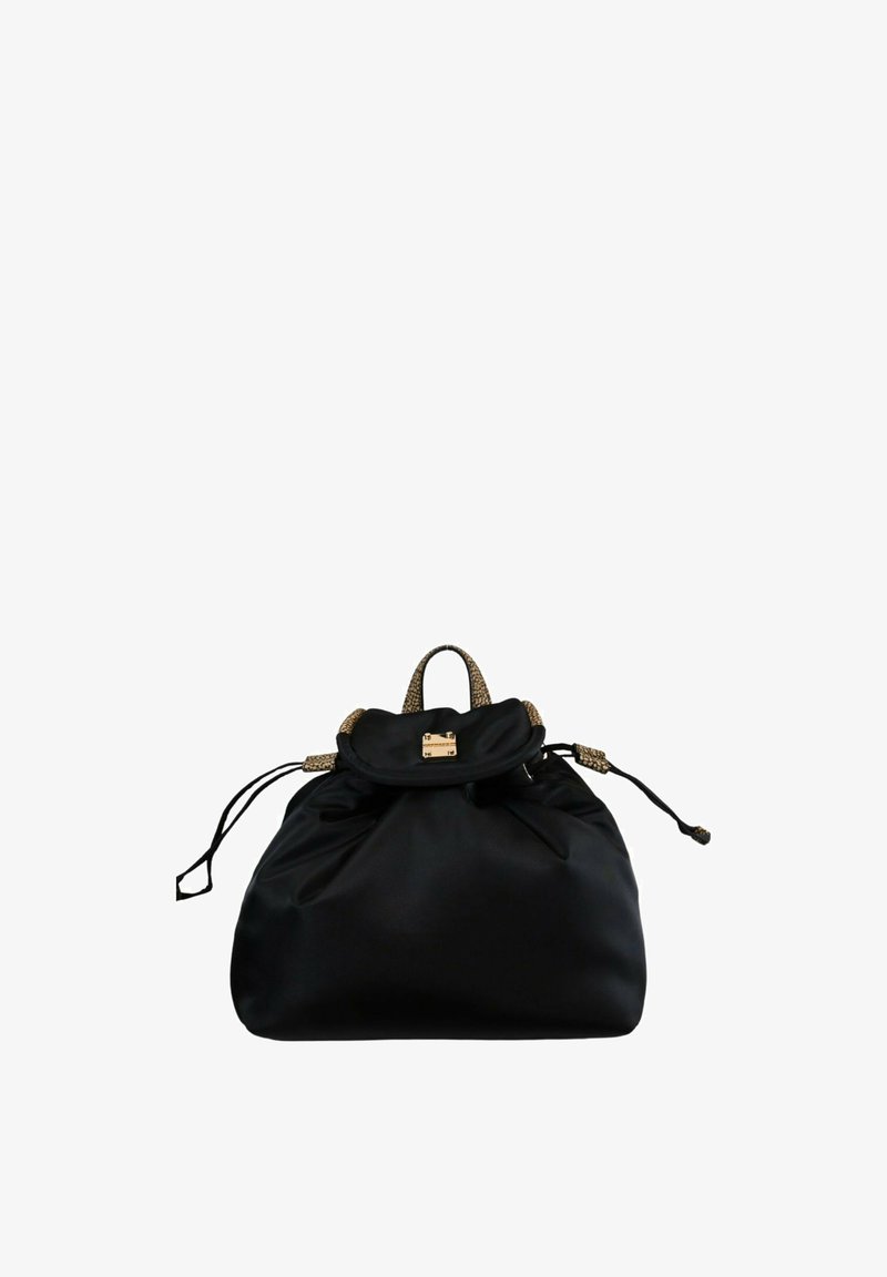 Sort håndtaske med snorelukning, teksturerede håndtag og en lille guldlås på forklappen, sat mod en hvid baggrund.