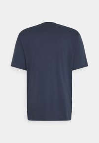Camiseta de algodão azul-marinho com mangas curtas, decote redondo e um design traseiro liso; textura suave e ajuste casual.
