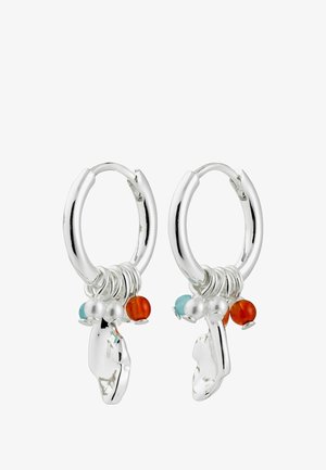 Srebrne kolczyki w kształcie obręczy z małymi kolorowymi koralikami w odcieniach pomarańczowym, turkusowym i srebrnym, z małym zawieszką w kształcie stopy.