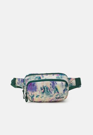 Wielokolorowa nerka tie-dye z dwoma kieszeniami na suwak i zielonym regulowanym paskiem, logo Levi’s z przodu, na jednolitym tle.