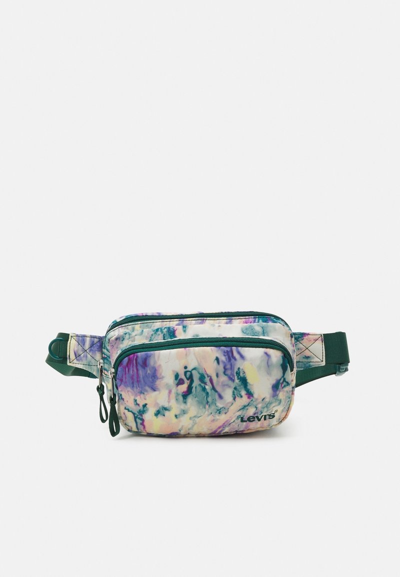 Banane multicolore tie and dye avec deux poches zippées et sangle verte réglable, logo Levi’s sur le devant, sur fond uni.