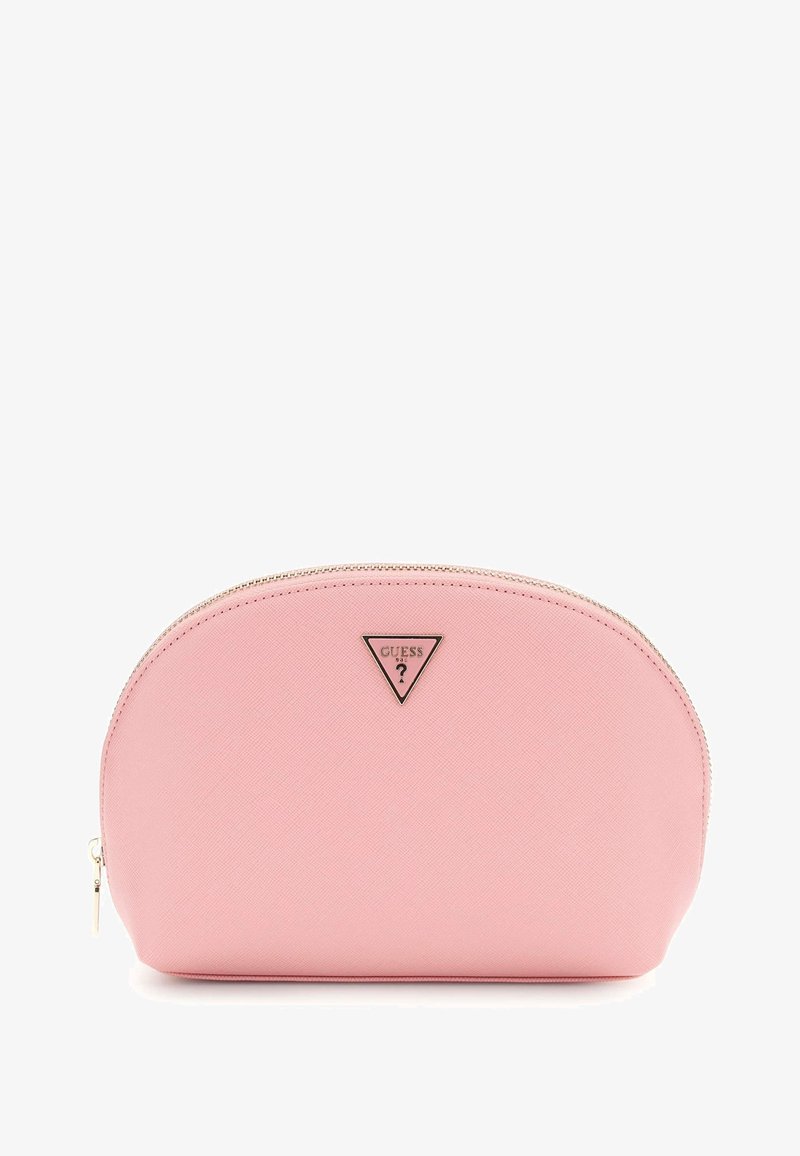 Ružová syntetická kozmetická taška s zaobleným dizajnom, zlatým zipsom a trojuholníkovým logom v čiernej a striebornej farbe. Textúrovaný povrch s detailmi švov.