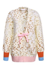 Strickjacke in Creme mit braunen Sprenkeln, mit tiefem V-Ausschnitt, Taschen und einem rosa Haarschmuck; gerippte Bündchen in Orange, Pink und Blau.