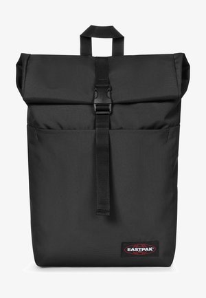 Mustavärinen rullatulppa-reppu, jossa on painonappi suljenta, valmistettu kestävästä kankaasta, jossa on pieni ulkopocket ja brändilogo.