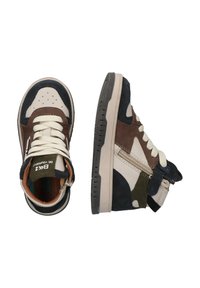 Hoge sneakers met bruine leren en marineblauwe suede panelen, witte veters, contrasterende groene accenten en gestructureerde rubberen zolen.