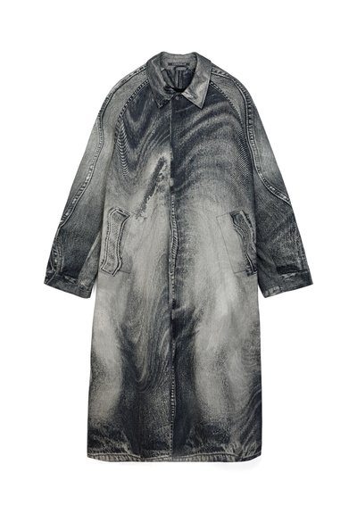 Langer Jeansmantel mit Acid-Wash-Muster, Fronttaschen, Knopfkragen und langen Ärmeln, flach auf weißem Hintergrund liegend dargestellt.