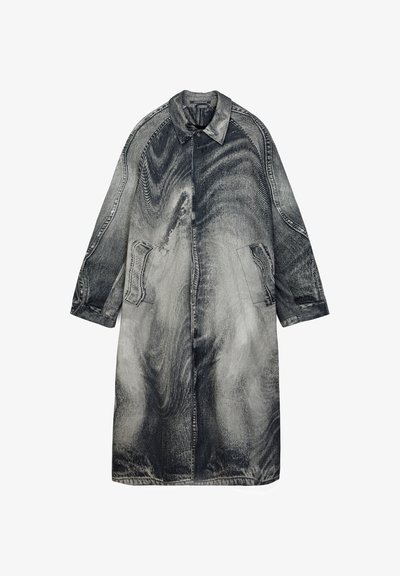 Langer Jeansmantel mit Acid-Wash-Muster, Fronttaschen, Knopfkragen und langen Ärmeln, flach auf weißem Hintergrund liegend dargestellt.