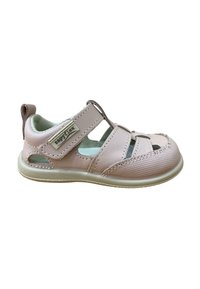 Sandalia rosa de cuero con cortes, tira de Velcro, suela flexible y acentos beige. Textura suave con detalles de costura.