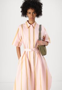Marimekko PAPERI PUHVELI DRESS - Rochie tip cămașă - rose/light brown