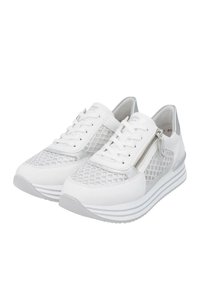 Weiße Sneaker mit einem Netzdesign und silbernen Akzenten sowie einem seitlichen Reißverschluss. Die Sohle ist weiß mit geschichteten Streifen für zusätzliche Dimension.