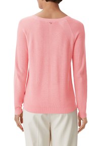 Rosa Pullover mit langen Ärmeln, geripptem Textur und rundem Ausschnitt. Verfügt über eine Knopfdetail auf der Rückseite und einen taillierten unteren Saum.