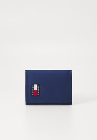 Billetera de tejido azul marino con un dise�ño plegable, que presenta un parche del logo de Tommy Jeans en rojo, blanco y azul. Exterior texturizado con bordes cosidos.