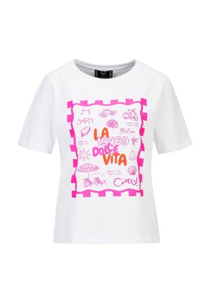Weißes T-Shirt mit kurzen Ärmeln und rosa-orangen, italienisch inspirierten Motiven, darunter Sonnenbrille, Roller, Muscheln, Sonne, Sonnenschirm und der Schriftzug "La Dolce Vita".