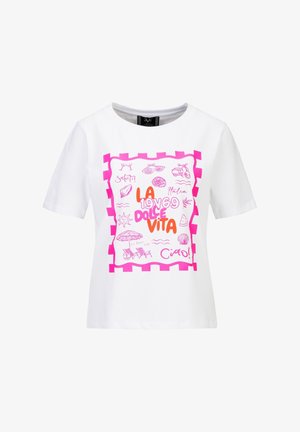 Weißes T-Shirt mit kurzen Ärmeln und rosa-orangen, italienisch inspirierten Motiven, darunter Sonnenbrille, Roller, Muscheln, Sonne, Sonnenschirm und der Schriftzug "La Dolce Vita".