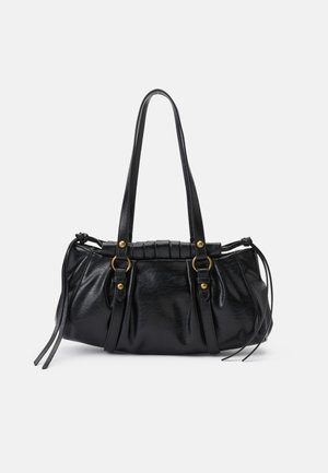 Sac à main en cuir noir avec une forme arrondie, deux poignées, des accents en matériel décoratif et des détails de liens sur les côtés. Texture lisse et brillante.