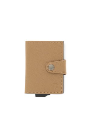 Portefeuille en cuir fauve avec fermeture à bouton-pression et petit logo embossé en bas à droite.