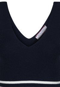 Top in maglia a costine blu navy con scollatura a V profonda e strisce orizzontali bianche all'orlo. Etichetta con la scritta "Felix Hardy." Tessuto liscio.