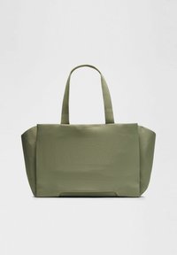 Olíva zöld vászontáska sima textúrával, téglalap alakú, két erős fogantyúval. Minimális dizájnnal rendelkezik, látható hardver nélkül.