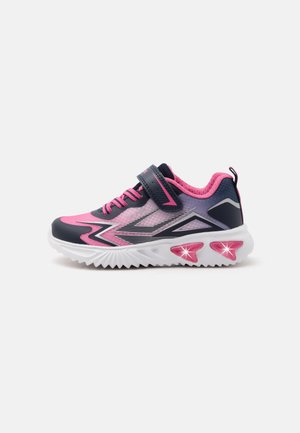 Chaussure de sport pour enfant rose, violette et noire avec semelle blanche, fermeture velcro, lacets et détails lumineux sur le côté de la semelle.