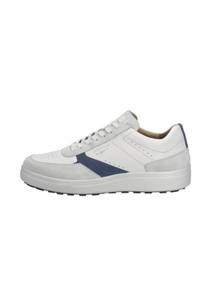 Hvide sneakers i læder med grå ruskindsdetaljer, perforerede elementer og en marineblå sidebane. Har en tekstureret hvid sål for bedre greb.