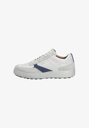 Sneakers in pelle bianca con dettagli in suede grigio, particolari traforati e una striscia laterale blu navy. Presentano una suola bianca texturizzata per una maggiore aderenza.