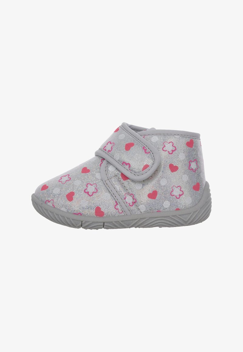 Chaussure grise pour tout-petit avec un motif de cœurs et de fleurs roses, équipée d'une bride en velcro et d'une semelle en caoutchouc texturée.