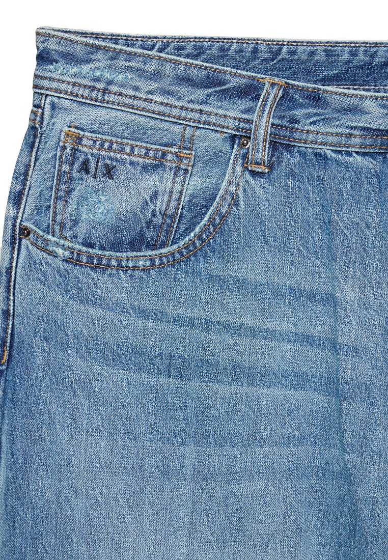 Jeans in denim blu chiaro con un design classico, dotati di una tasca anteriore, cuciture arancioni e un piccolo logo sulla tasca posteriore.