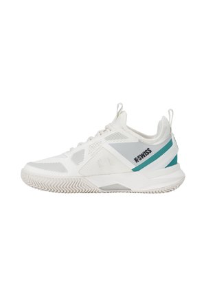 Chaussure de sport basse K-Swiss blanche avec des accents turquoise et gris, semelle texturée et languettes de tirage sur la languette et le talon.